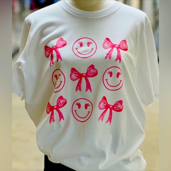 ALL SIZES AVAILABLE TRENDING NOW BOW AND SMILE FACE T SHIRT - Picture 1 of 1